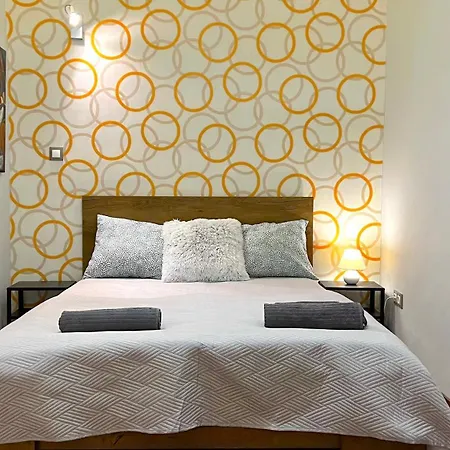 V6 By Small Apartman