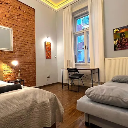 V6 By Small Apartman *